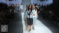 Artis sekaligus Desainer Luna Maya berajalan bersama para model pada hari kedua Jakarta Fashion Week (JFW) 2016 di Senayan city, Jakarta, (25/10/2015). (Liputan6.com/Herman Zakharia)