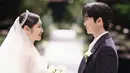 <p>Kim Yuna dan Ko Woo Rim saat hendak mengucapkan janji pernikahan. Keduanya bertatapan dengan penuh cinta. (Foto: Instagram/ yunakim)</p>