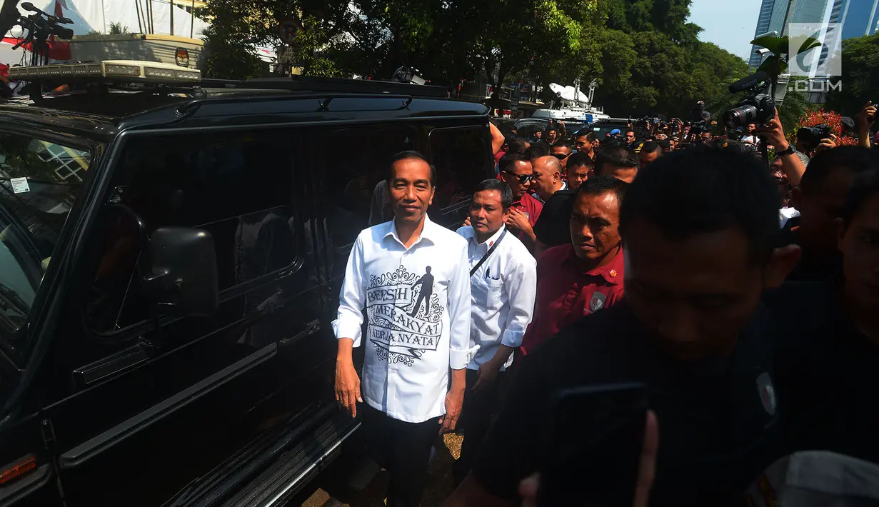 Presiden Joko Widodo usai mendaftarkan Capres-Cawapres ke Komisi Pemilihan Umum (KPU), Jakarta, Jumat (10/8).  Jokowi dan Ma'ruf Amin resmi sebagai capres-cawapres untuk Pilpres 2019. (Merdeka.com/Imam Buhori)