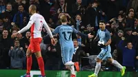 Striker Manchester City Sergio Aguero merayakan gol ke gawang AS Monaco pada laga di Etihad Stadium, Manchester, Selasa (21/2/2017). (AFP/Paul Ellis)