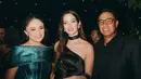 Nia Ramadhani melengkapi deretan penampilan glamor dengan one shoulder dress hitam berpotongan high slit yang memberikan kesan elegan dan modern. [@marshanda99].