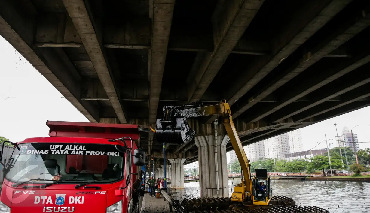 Alat berat mengeruk endapan lumpur di Kali Ancol, Jakarta, Selasa (11/4). Dinas Tata Air DKI Jakarta mengeruk Kali Ancol guna meminimalisir luapan air yang kerap menggenangi Jalan RE Martadinata dan Jalan Lodan Raya. (Liputan6.com/Faizal Fanani)