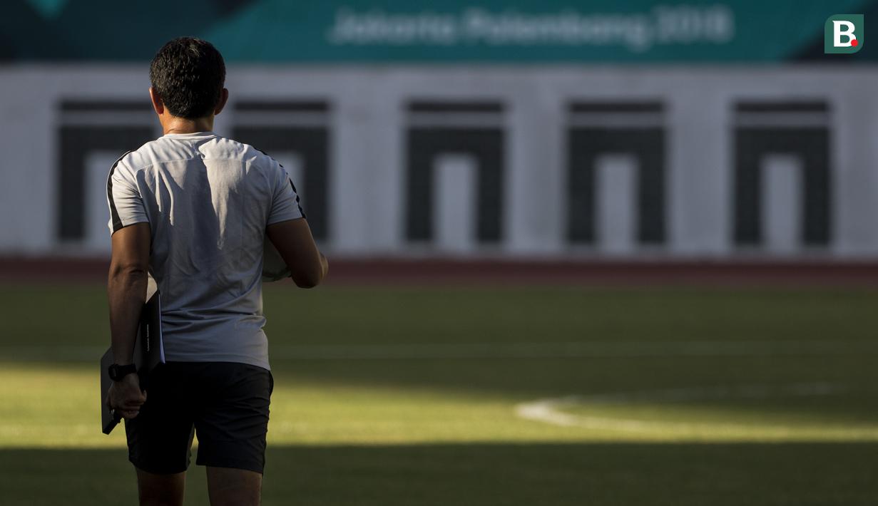 Tampak belakang dari pelatih Timnas Indonesia, Bima Sakti, saat memimpin latihan di Stadion Wibawa Mukti, Jawa Barat, Senin (10/9/2018). Latihan ini persiapan jelang laga uji coba melawan Mauritius. (Bola.com/Vitalis Trisna)