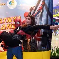 Natalie Sarah tentu senang bukan main. Selain bisa menjadi salah satu penonton yang menyaksikan film ini, Natalie juga digendong oleh sang Spider-Man. Wajah sumringah tentu dihadirkan oleh wanita cantik yang satu ini. (Nurwahyunan/Bintang.com)