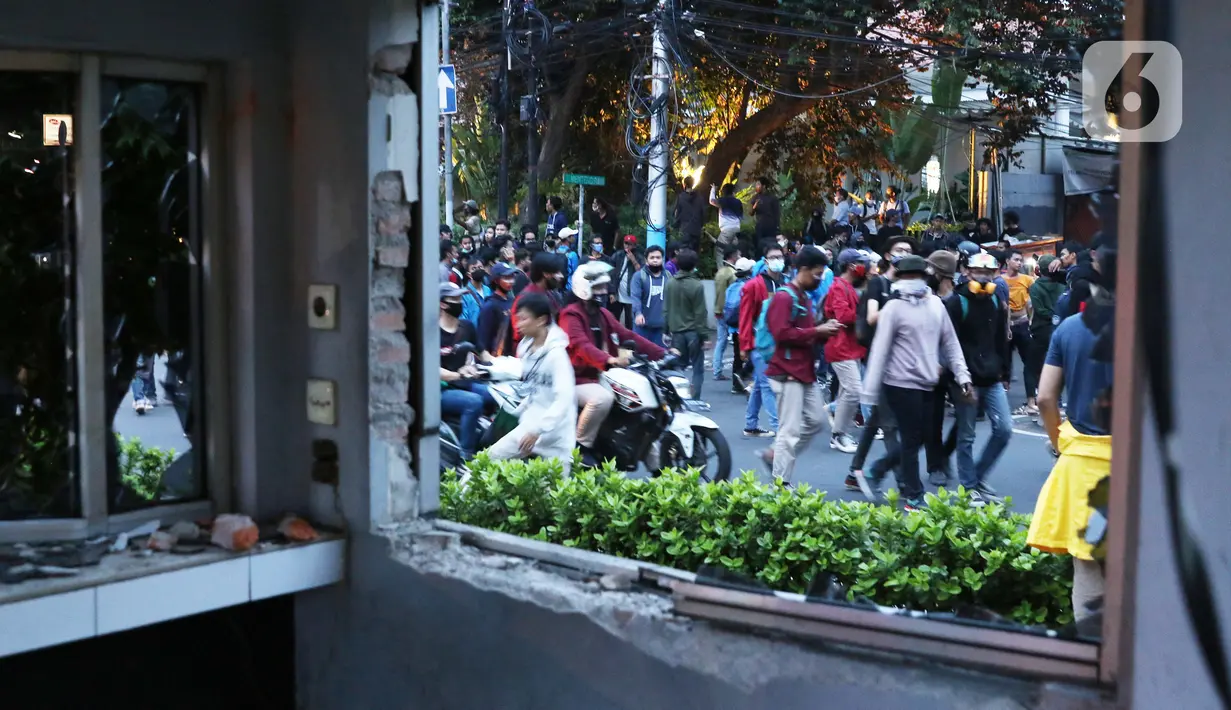 Kondisi Pos Polisi yang dirusak massa di kawasan Gondangdia, Jakarta, Kamis (8/10/2020). Aksi anarkis massa dilakukan saat berunjuk rasa menentang disahkan Omnibus Law UU Cipta Kerja. (Liputan6.com/Helmi Fithriansyah)