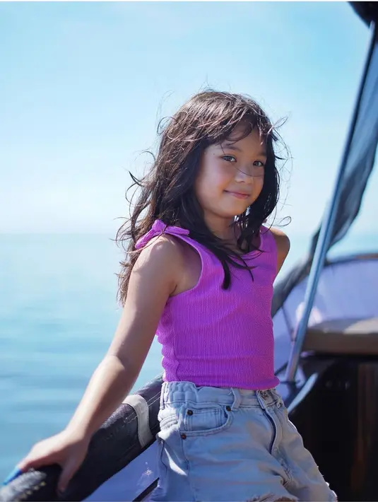 Gading tak ragu memuji putri kesayangannya itu sebagai perempuan tercantik di dunia. [Instagram @gadiiing]