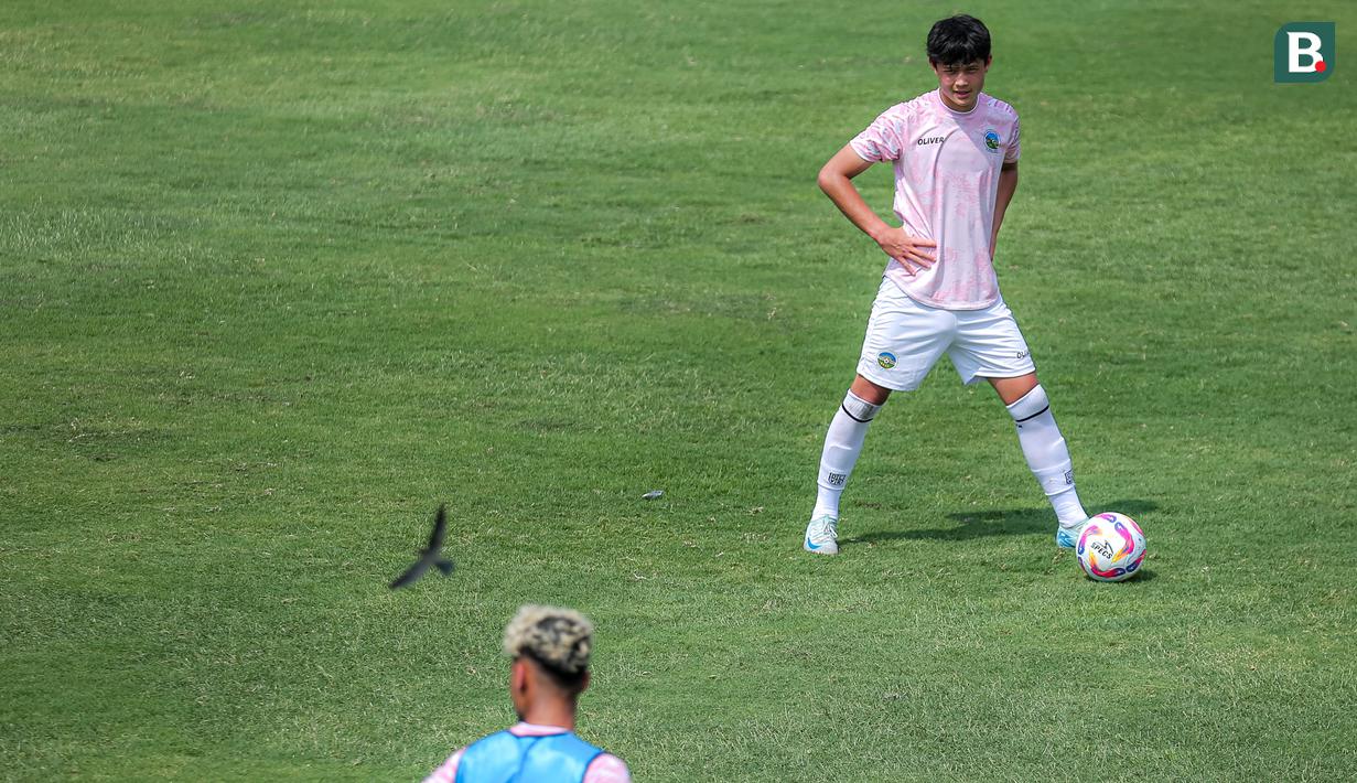 <p>Pemain Timor Leste U-20, Tiago William Torres Lay saat melakukan latihan resmi jelang Kualifikasi Piala Asia U-20 di Lapangan B, SUGBK, Senayan, Jakarta, Selasa (24/09/2024). (Bola.com/Bagaskara Lazuardi)</p>