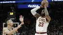 Aksi pemain Cleveland Cavaliers, LeBron James (23) melakukan tembakan melewati pemain Spurs, Danny Green (kiri) pada lanjutan NBA di basketball game di AT&T Center, San Antonio, (23/1/2018). Spurs menang 114—102. (AP/Eric Gay)