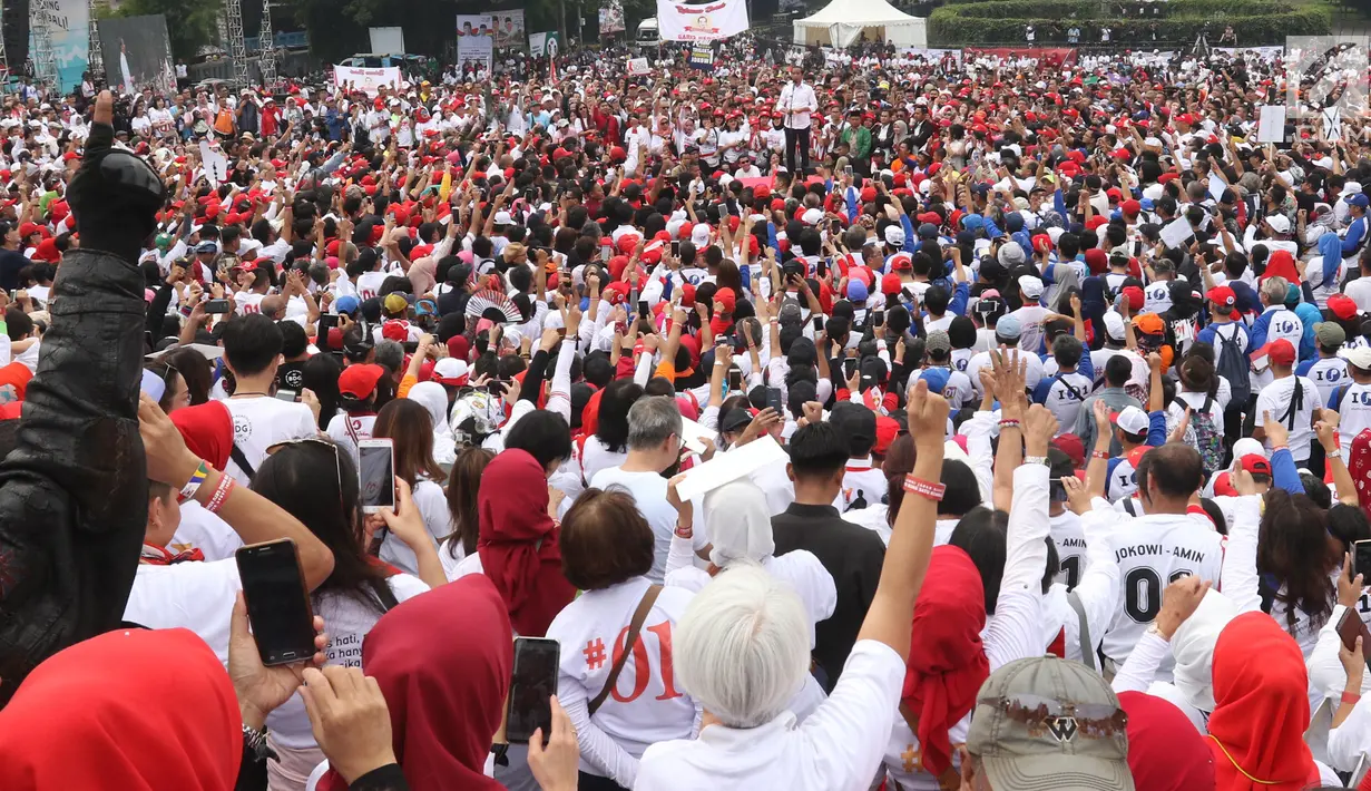 Capres nomor urut 01 Joko Widodo menyapa pendukungnya saat menghadiri deklarasi Alumni Jabar Ngahiji di Monumen Perjuangan Kota Bandung, Jawa Barat, Minggu (10/3). Deklarasi tersebut bertema 'Ayo Bung Satu Kembali'. (Liputan6.com/Angga Yuniar)