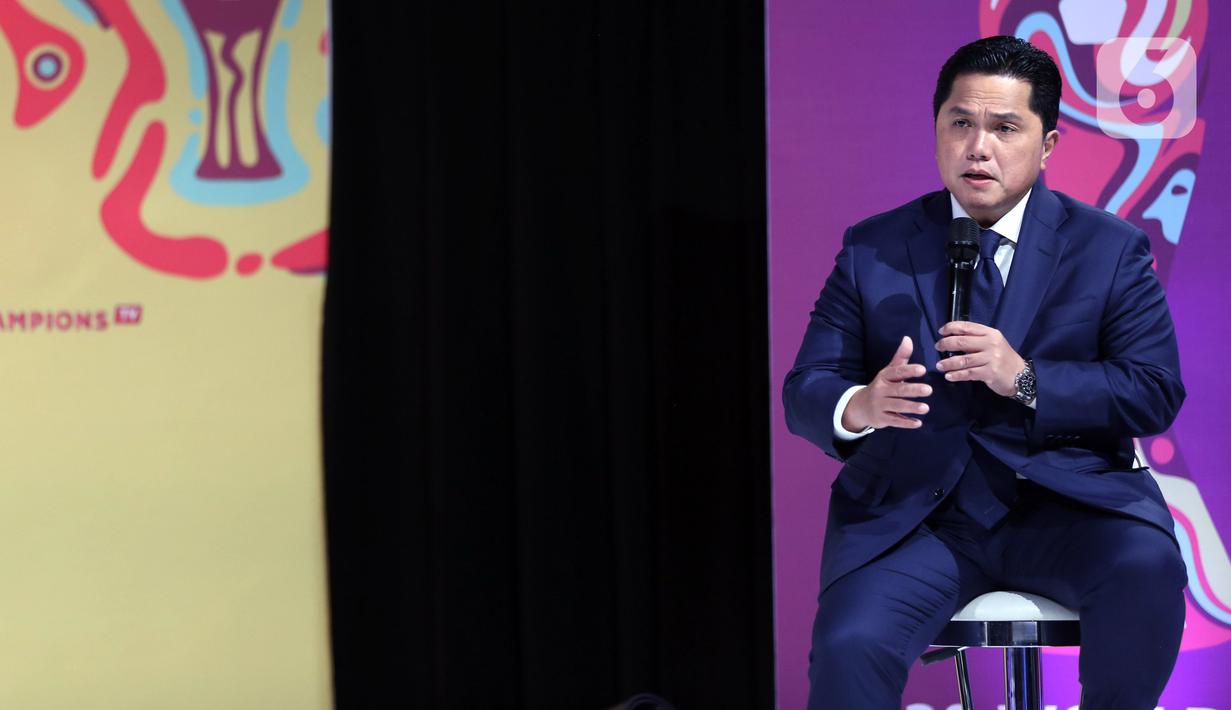 Ketua PSSI sekaligus Menteri BUMN Erick Tohir memberikan keterangan dalam jumpa pers di SCTV Tower saat menggelar Jumpa Pers di SCTV Tower, Jakarta, Selasa (28/2/2023). Jumpa pers tersebut terkait Perhelatan Piala Dunia U-20 2023 ini akan disiarkan langsung Emtek Group lewat SCM. Pecinta bola di Indonesia bisa menyaksikan seluruh pertandingan melalui SCTV, INDOSIAR, VIDIO, MOJI, Mentari TV, Nex Parabola, dan Champions TV. (Liputan6.com/Johan Tallo)