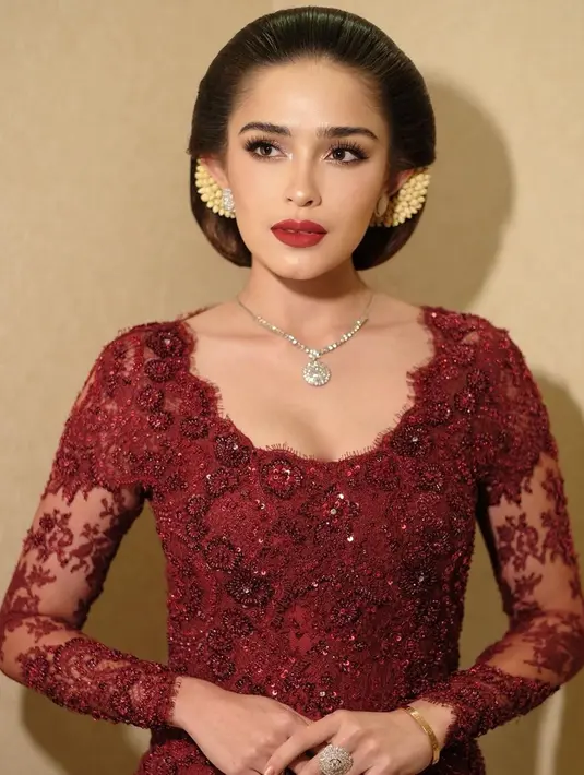 Penampilan Yasmine dengan kebaya dan sanggul ini pun banjir pujian netizen. Tak sedikit pula sahabat selebriti yang turut memberikan pujian kepadanya. (Liputan6.com/IG/@yaswildblood)