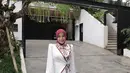 Bagi kamu yang suka tampilan praktis tanpa mengurangi kesan elegan, gaya Aurel Hermansyah bisa jadi inspirasi. Gamis dengan detail bordir dan puffed sleeve memberikan kesan anggun. Padankan dengan hijab yang memiliki salah satu warna dari gamis untuk tampilan harmonis. [@aurelie.hermansyah]