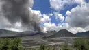 Pemandangan erupsi Gunung Bromo di kawasan Ngadisari, Probolinggo, Jawa Timur, Senin (25/3). Kawasan Gunung Bromo tetap aman dikunjungi wisatawan selama tidak memasuki jarak radius 1 kilometer dari kawah. (merdeka.com/Arie Basuki)
