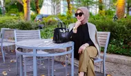 Syahrini tampak elegan dengan busana hijab dan blazer yang dikenakannya [Instagram/princessyahrini]