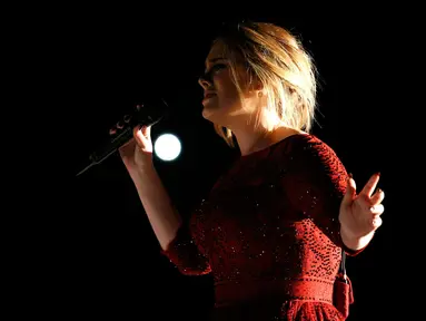 Penyanyi Adele saat membawakan lagu "All I Ask" di 58 Grammy Awards di Los Angeles, California (15/2). Adele tidak masuk nominasi Grammy Awards 2016, namun album baru keduanya berhasil merebut hati pecinta musik di dunia. (REUTERS/Mario Anzuoni)