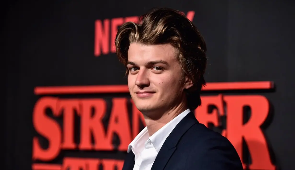 Tak bisa dipungkiri bahwa rambut Steve adalah hal yang bikin para penggemar gemas. Joe Keery pun berencana untuk memotong rambutnya. (Getty Images/Alberto E. Rodriguez/Pop Sugar)