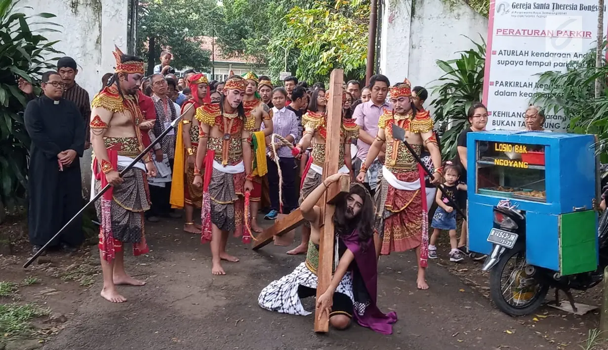 Teatrikal jalan salib di Gereja Bongsari, Jalan Puspowarno Raya, Kota Semarang, Jumat ( 19/4). Ritual ini bagian dari hari wafatnya Isa Almasih atau yang lebih dikenal hari Jum'at Agung yang bertema "hati untuk mencintai dan tangan untuk memberi" dengan 500 jemaat yang hadir. (Liputan6.com/Gholib)