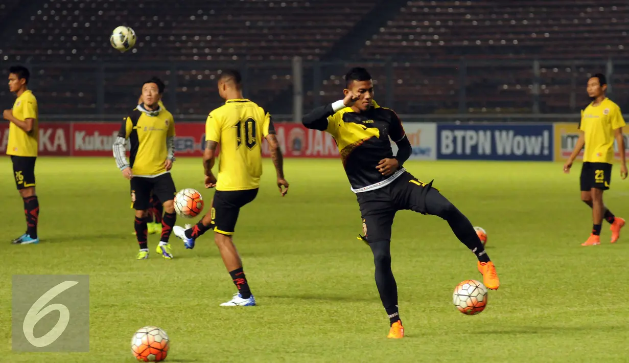 Pemain Sriwijaya saat melakukan latihan uji lapangan di Stadion GBK Jakarta, Kamis (23/6/2016). Sriwijaya akan melakoni laga lanjutan Torabika Soccer Championship presented by IM3 Ooredoo kontra Persija, Jumat (24/6). (Liputan6.com/Helmi Fithriansyah)