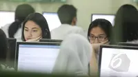 Siswa mengikuti Ujian Nasional (UN) berbasis komputer atau "computer based test" (CBT) di SMA 70 Jakarta, Senin (13/4/2015). Sebanyak 585 sekolah menjadi percontohan untuk menjalankan UN berbasis komputer di seluruh Indonesia. (Liputan6.com/Faizal Fanani)