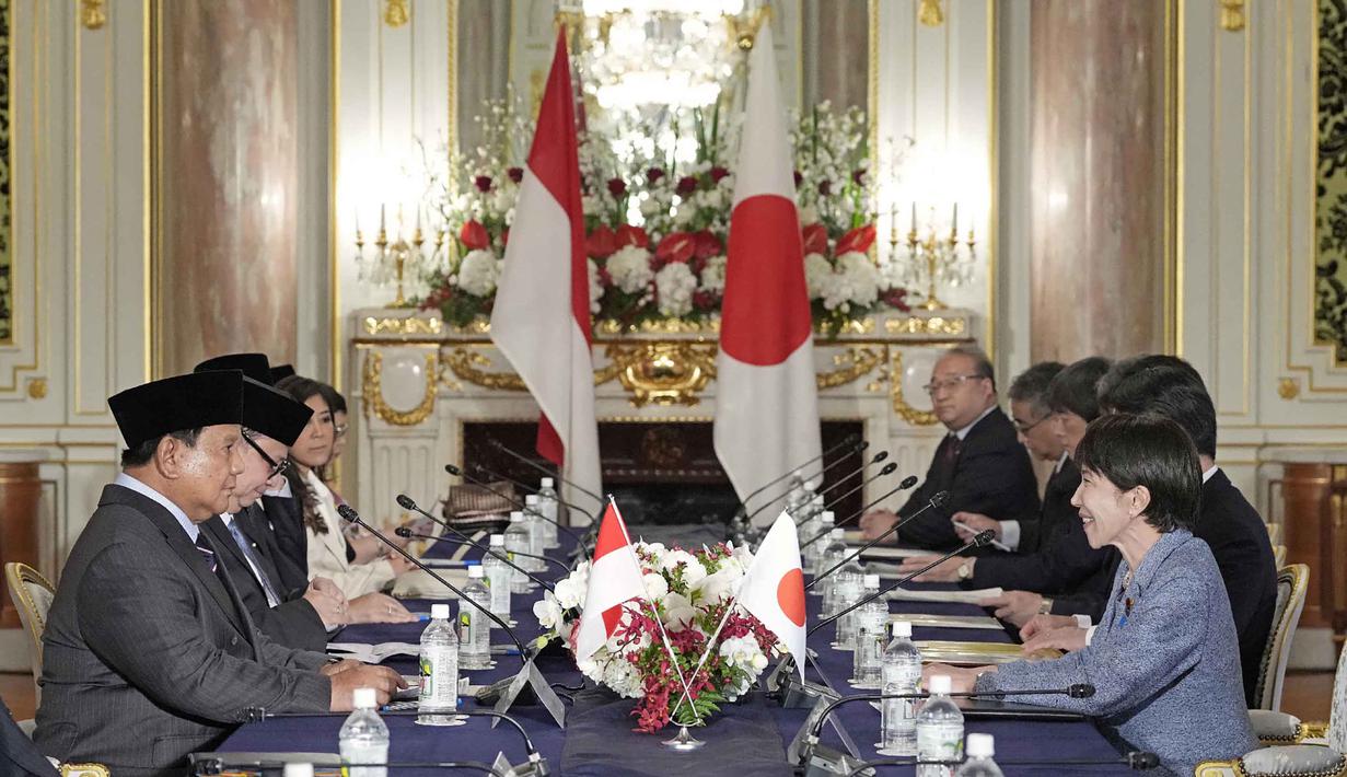 Presiden Republik Indonesia, Prabowo Subianto (kiri) dan Perdana Menteri Jepang Sanae Takaichi, saat mengadakan pertemuan di Istana Akasaka, Tokyo pada Selasa 31 Maret 2026. Presiden Republik Indonesia, Prabowo Subianto, mengadakan pertemuan bilateral dengan Perdana Menteri Jepang, Sanae Takaichi. (STR/JAPAN POOL/JIJI PRESS/AFP)