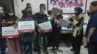Menteri Sosial Tri Rismaharini saat menyerahkan donasi kepada sejumlah anak di Pekanbaru. (Liputan6.com/M Syukur)