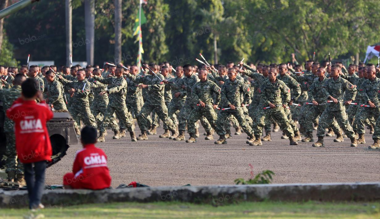 Aksi pasukan Kostrad menggunakan double stick  dekat lapangan pertandingan antara PS TNI melawan Uni Papua di Mako Kostrad, Cilodong, Jawa Barat, (14/7/2016). (Bola.com/Nicklas Hanoatubun)