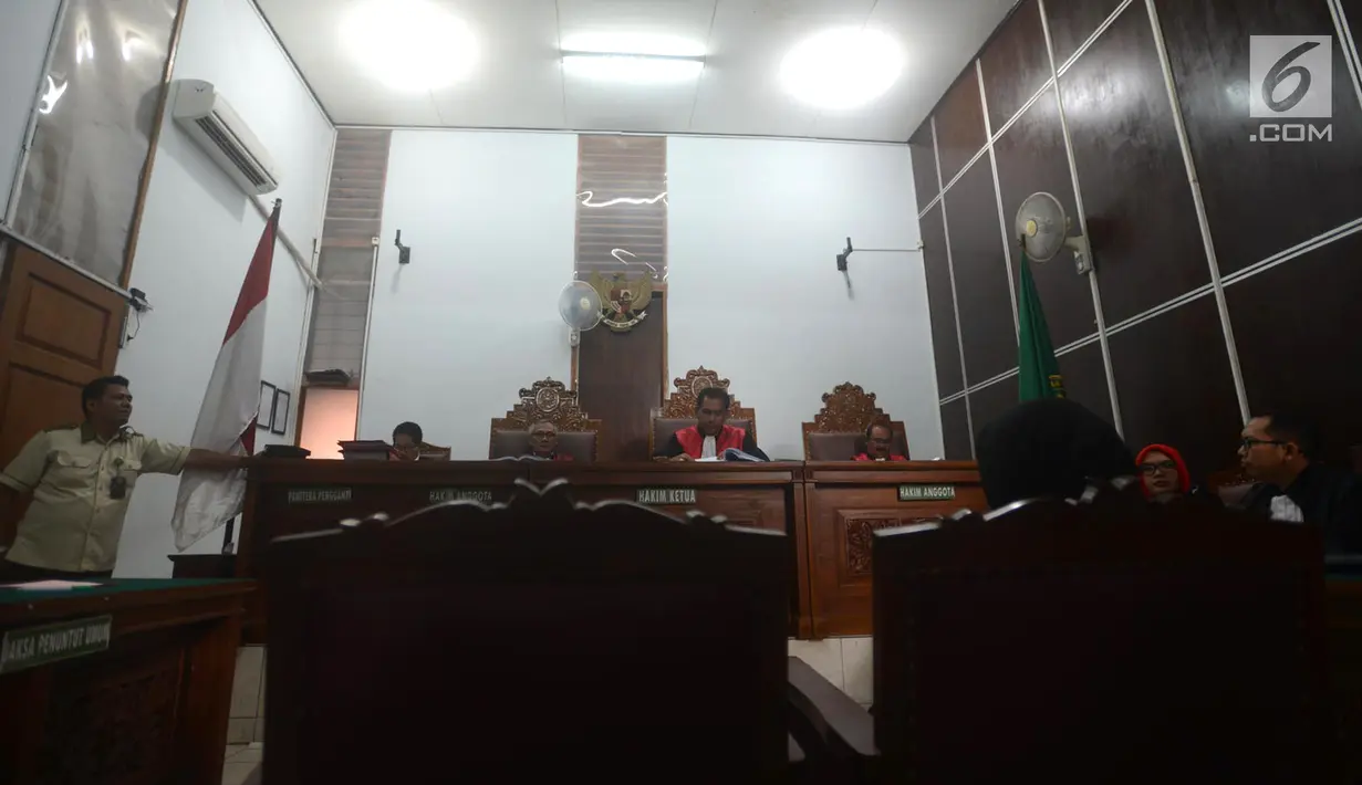 Terdakwa kasus ujaran kebencian Asma Dewi usai menjalani sidang putusan di Pengadilan Jakarta Selatan, Jakarta, (15/3). Asma tidak mengakui kepada polisi bahwa dirinya terlibat sindikat Saracen. (Merdeka.com/Imam Buhori)