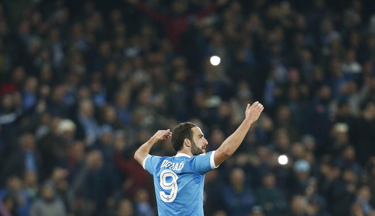 Pemain Napoli Gonzalo Higuain merayakan golnya ke gawang Inter Milan pada lanjutan liga Italia Serie A di Stadion San Paolo, Naples,Selasa(1/12/2015) dini hari WIB. Napoli menang 2-1. (REUTERS/Ciro De Luca) 
