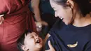 Kalau yang satu ini ada Andien Aisyah dan anaknya Kawa. Coba lihat, Andien memakai kaus yang berwarna senada dengan sang anak. Lucu banget gaya ibu dan anak ini saat tertawa. (Foto: Instagram)