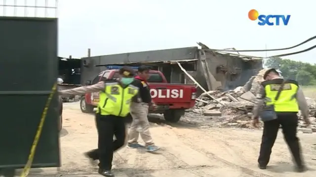 Sampai saat ini polisi masih mencari korban ledakan pabrik kembang api yang masih belum ditemukan.