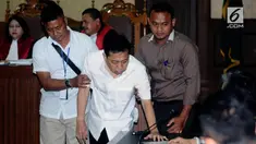 Sidang perdana Setya Novanto sempat terhenti tiga kali karena beberapa alasan.