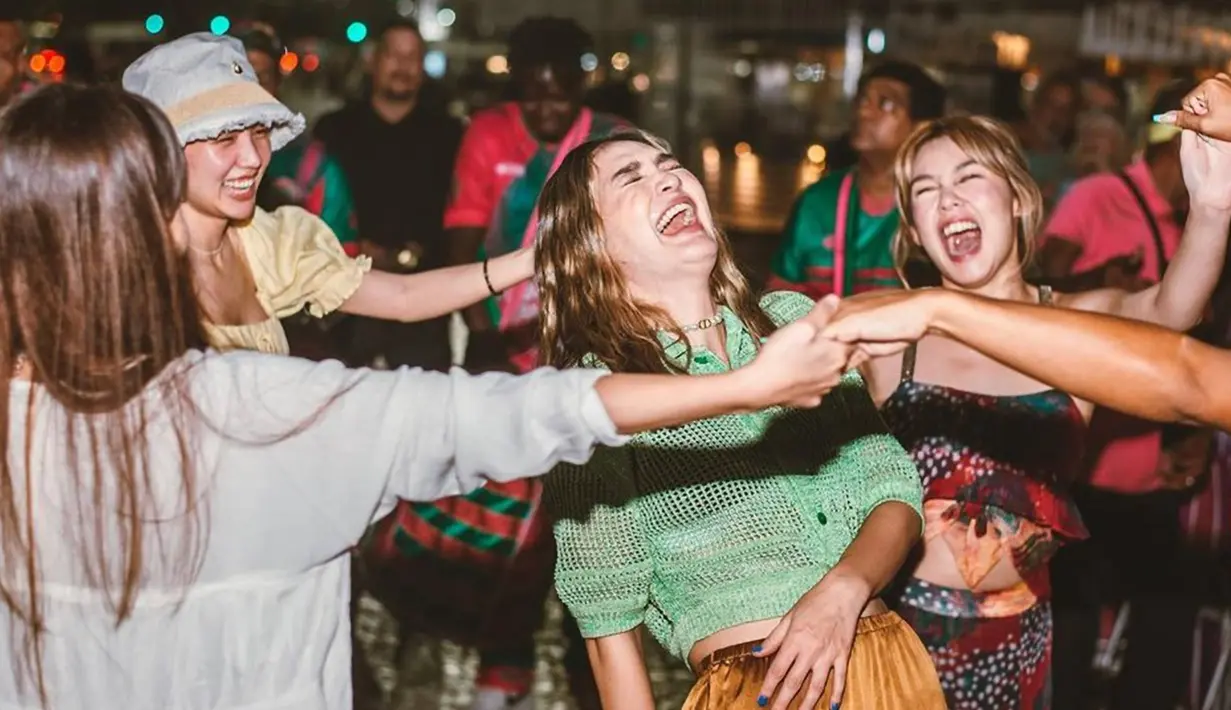 Sebelumnya, wanita asal Bali ini sudah pernah mengunjungi Brazil beberapa waktu lalu. Namun kali ini ia ditemani oleh Vanesha dan beberapa rombongan. Seru-seruan dansa bareng di pinggir pantai tentu menjadi salah satu pengalaman yang menyenangkan. (Liputan6.com/IG/@lunamaya)