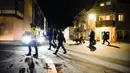 Polisi berjalan di tempat kejadian setelah serangan di Kongsberg, Norwegia, Rabu (13/10/2021). Teror serangan panah membuat gempar Kerajaan Norwegia. (Hakon Mosvold Larsen/NTB Scanpix via AP)