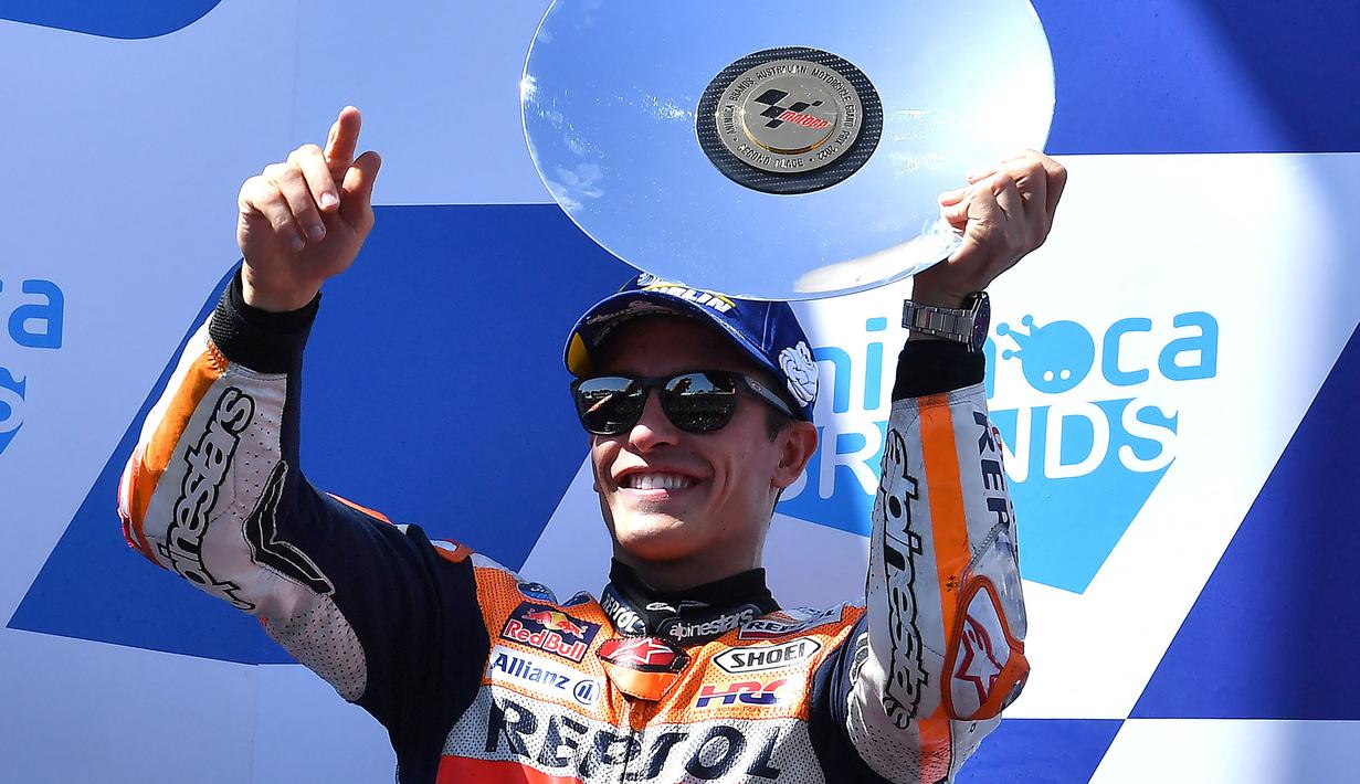 Pembalap Spanyol dari tim Repsol Honda, Marc Marquez merayakan kemenangan di podium usai Grand Prix MotoGP Australia di Sirkuit Phillip Island, Minggu (16/10/2022). Pertarungan ketat terjadi sepanjang balapan, Marc Marquez tak menyangka bisa melesat hingga akhir balapan. (Paul CROCK/AFP)