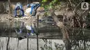 Relawan membersihkan sampah plastik yang mengotori kawasan Pantai Marunda, Jakarta, Rabu (18/12/2019). Kegiatan yang digelar Astra dalam rangka kampanye bebas sampah plastik Astra Financial Coastal Cleanup #MarundaGUE berkomitmen untuk mengurangi penggunaan plastik. (Liputan6.com/HO/Eko)