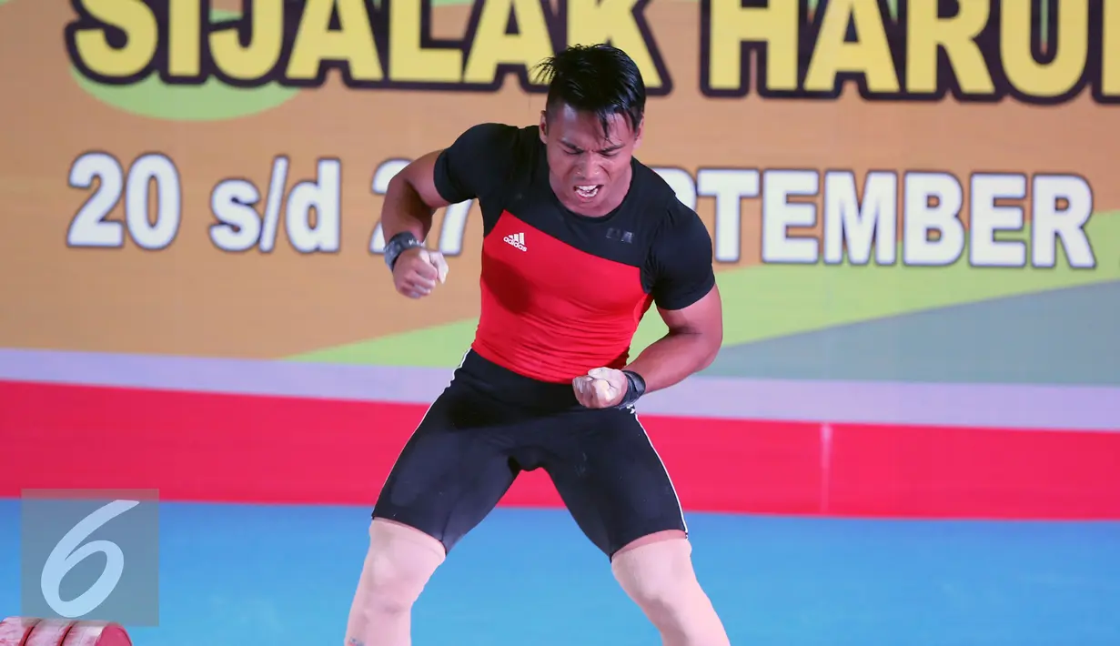 Lifter Jawa Barat, Deni berteriak saat berhasil mengangkat beban 183kg clean and jerk kelas 69kg PON XIX Jabar di Gymnasium Si Jalak Harupat, Kab Bandung, Rabu (21/9). Deni meraih emas dengan total angkatan 328kg. (Liputan6.com/Helmi Fithriansyah)