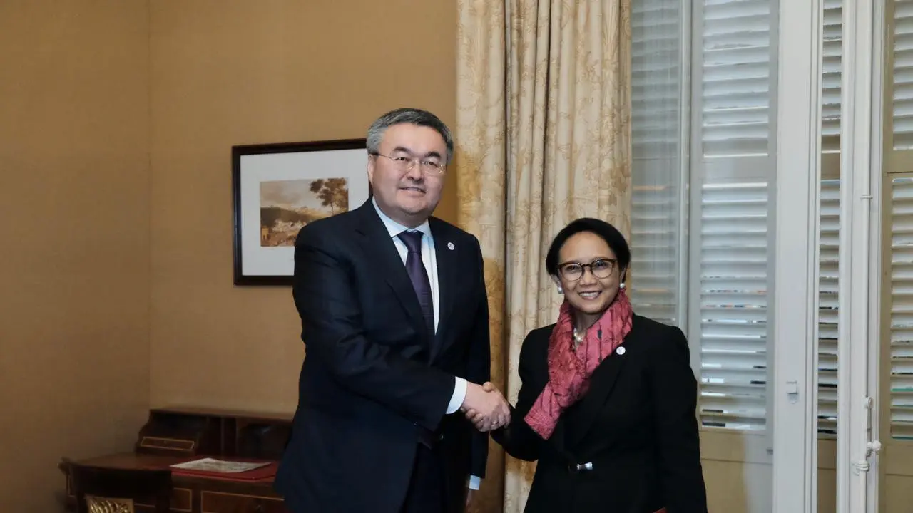 Menlu RI Retno Marsudi bersama dengan Menlu Kazakhstan Mukhtar Tileuberdi di Madrid.