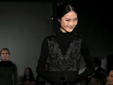 Seorang model tersenyum saat memperagakan koleksi Oscar de la Renta Fall/Winter 2016 pada pagelaran New York Fashion Week di New York, Selasa (16/2/2016). (REUTERS/Brendan McDermid)