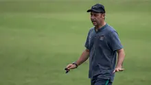 Asisten pelatih Timnas Indonesia, Wolfgang Pikal, memberikan instruksi saat latihan jelang laga final Piala AFF 2016 melawan Thailand di Lapangan SPH Karawaci, Banten, Minggu (11/12/2016). (Bola.com/Vitalis Yogi Trisna)