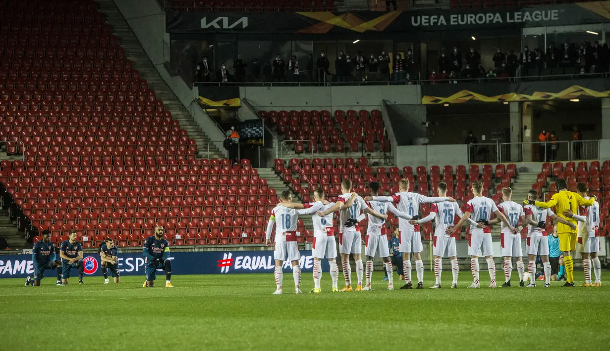 Ada pemandangan tak biasa pada laga leg kedua perempat final Liga Europa antara Slavia Praha menjamu Arsenal. (Photo by Michal Cizek / AFP)