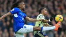 Gelandang Everton, Alex Iwobi (kiri) berebut bola dengan striker Leeds United, Crysencio Summerville pada laga Liga Inggris 2022/2023 di Goodison Park, Liverpool (18/2/2023). Alex Iwobi pernah membela Arsenal selama 3,5 musim sejak 2015/2016 hingga 2018/2019. Bersama Everton yang dibelanya sejak 2019/2020, ia juga berpeluang terdegradasi bersama The Toffees yang hingga kini menghuni posisi 19 klasemen sementara. (AFP/Lindsey Parnaby)