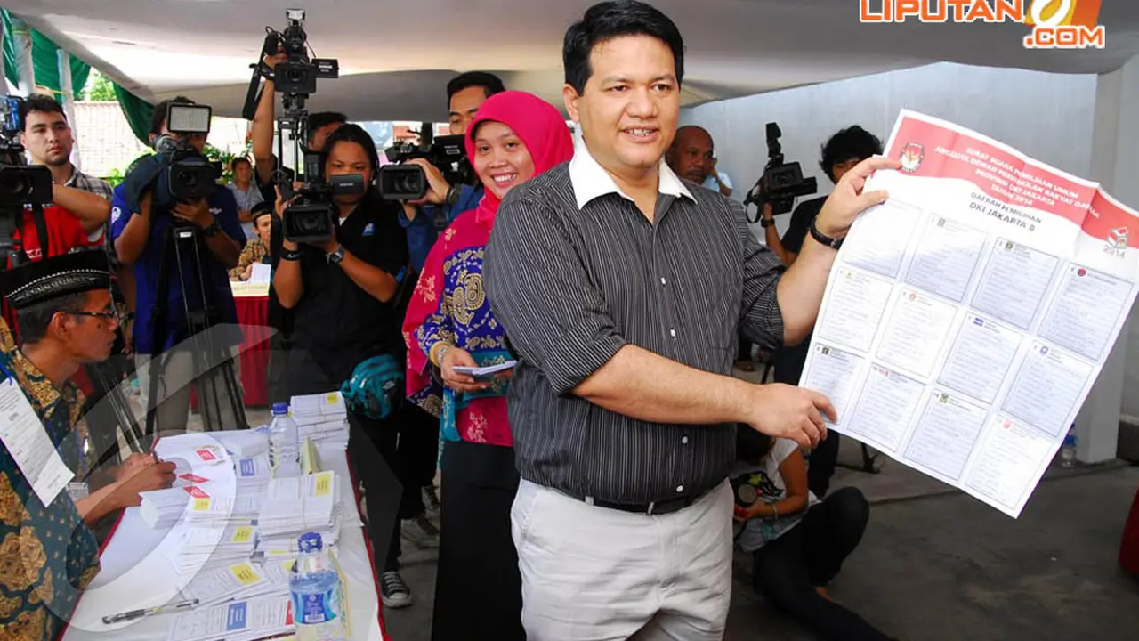 [FOTO] Ketua KPU Ikut Pencoblosan di Dekat Rumah