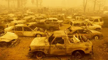 Lusinan kendaraan yang terbakar berada dalam asap tebal selama kebakaran Dixie di Greenville, California, Amerika Serikat, 6 Agustus 2021. Kebakaran besar yang melanda California utara menjadi yang terbesar ketiga dalam sejarah negara bagian itu. (JOSH EDELSON/AFP)