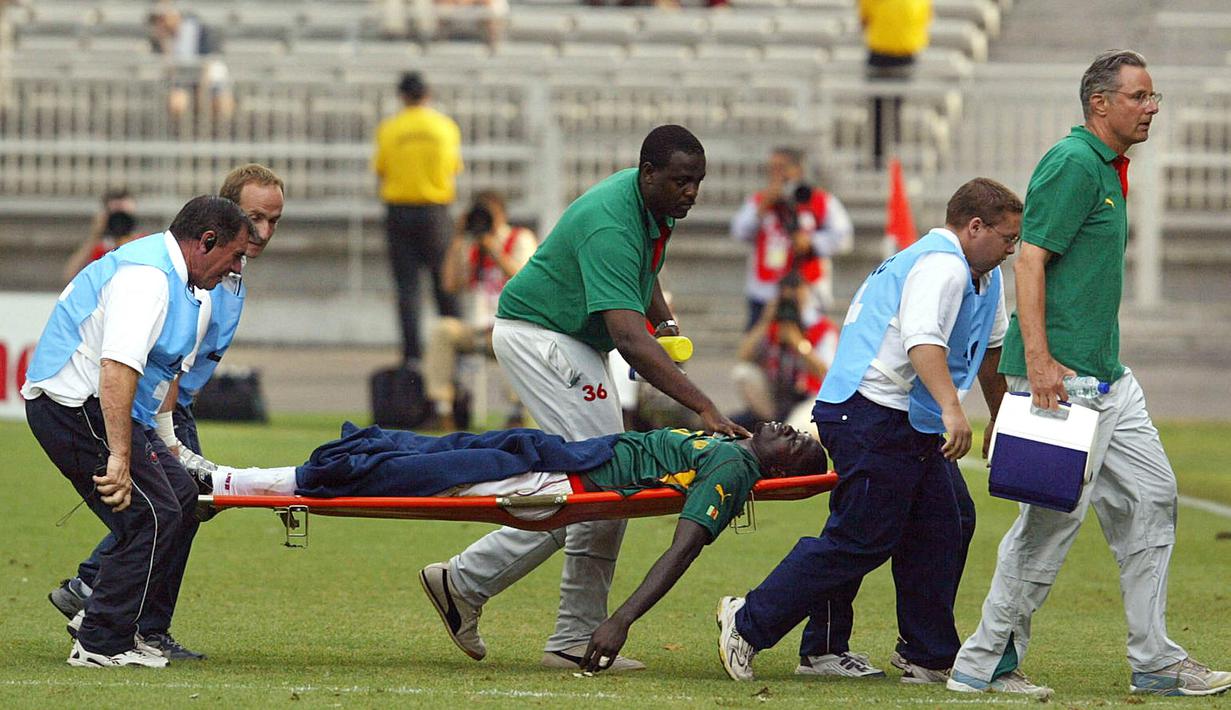Berbagai upaya telah dilakukan untuk menyelamatkan nyawa Foe. Petugas medis menghabiskan waktu 45 menit untuk menghidupkan kembali jantungnya. Namun akhirnya nyawa pemain yang pernah membela Manchester City itu tidak dapat tertolong. (Foto: AFP/Philippe Merle)