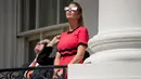 Putri Presiden AS Donald Trump, Ivanka Trump mengenakan kacamata khusus saat melihat gerhana matahari total dari balkon Gedung Putih, Senin (21/8). Gerhana matahari total di Amerika Serikat dapat disaksikan langsung di 14 negara bagian. (AP/Andrew Harnik)