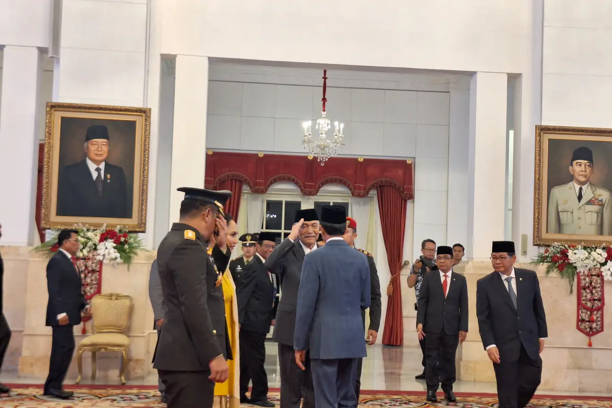 Menko Bidang Kemaritiman dan Investasi Luhut Binsar Panjaitan memberikan salam hormat kepada Presiden Joko Widodo atau Jokowi saat bertemu di Istana Negara Jakarta, Rabu (29/11/2023).