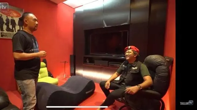 Bioskop mini milik Ronald Surapdradja. (Youtube/Taulany TV)