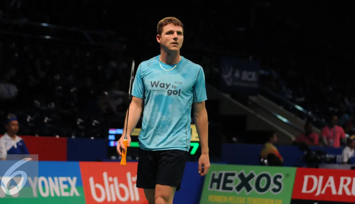 Pemain Perancis, Brice Leverdez saat melawan pebulutangkis tunggal putera Indonesia, Ihsan Maulana di penyisihan BCA Indonesia Open 2016, Jakarta, Rabu (1/6/2016). Brice kalah 11-21, 14-21. (Liputan6.com/Helmi Fithriansyah)