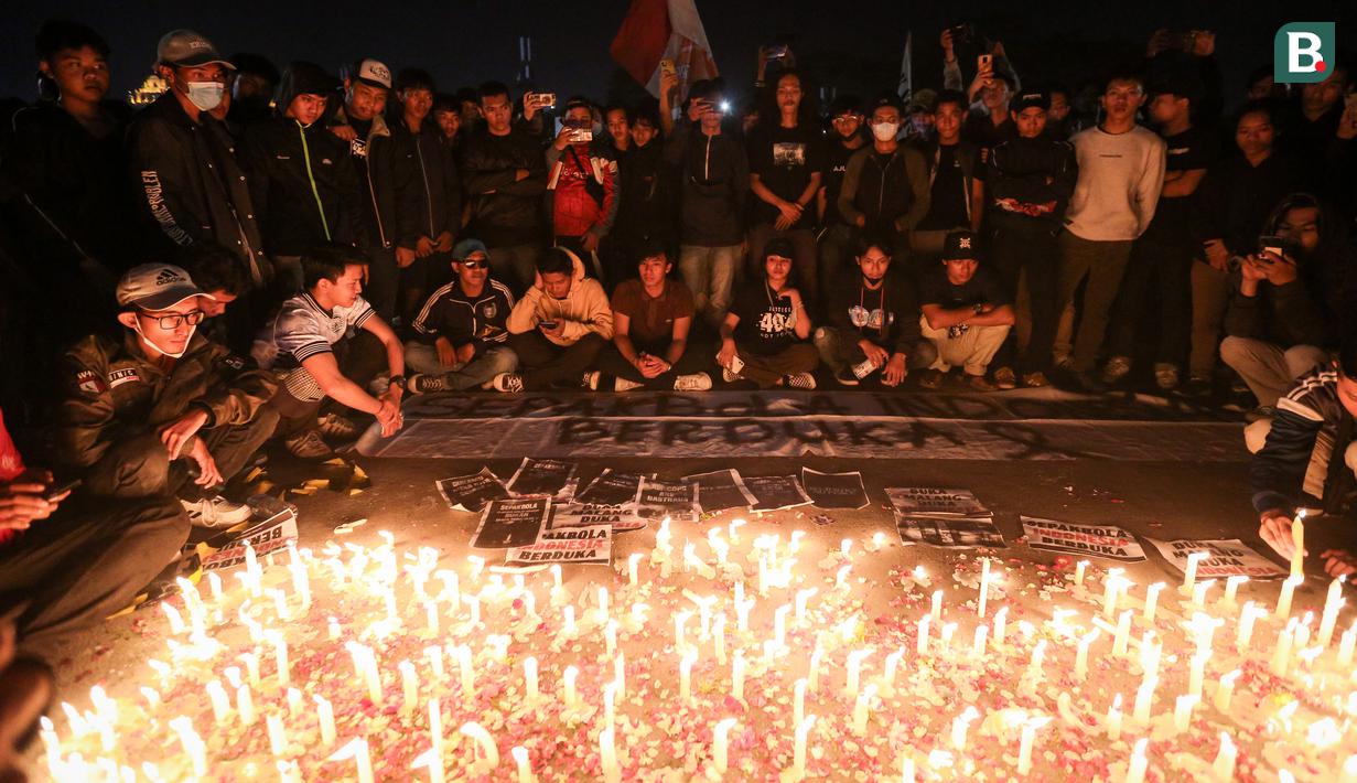 Tak hanya diisi dengan tabur bunga saja, mereka juga menyalakan 1000 lilin sebagai bentuk belasungkawa atas insiden tersebut. (Bola.com/Bagaskara Lazuardi)