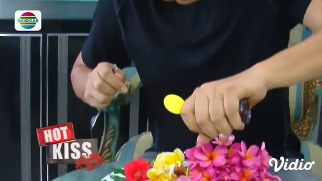 Hasil Kebun Sendiri, Ini 6 Potret Lucky Hakim Makan Siang Pakai Bunga Mentah